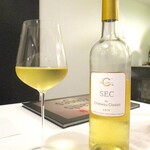 Restaurant KAITO - SEC du Chateau Closiot 2019（ボルドー・ブラン・セ・セック シャトー クロジオ）：新樽熟成されたセミオン主体で ソービニオンブランも使用されたボルドーの辛口 白ワイン。木の樽からの ハチミツ、バニラ、ナッツの香りが感じられます。 