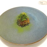 Restaurant KAITO - リードヴォー：仔牛の胸腺肉（リードヴォー）をバターで香ばしく、クリーミーで もっちりとした食感に焼きあげ、トマトソースと一緒にトリッパ（ハチノス）を煮込んであります。 その下の付け合わせには レンズマメの煮込みと 鶏の砂肝のコンフィを併せて敷いてあり、上には、ウイキョウの花があしらわれ、仕上げに ホウレンソウのパウダーが綺麗に振ってあります。