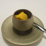 Restaurant KAITO - ディセール 無花果：クレームダンジュー（クリームチーズのムース）の上に、フレッシュな無花果、ミカンのシャーベット、凍らせてからスライスした 甘ぁ～い完熟柿がトッピングされています。 美味い～しいですョ！