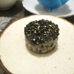 Restaurant KAITO - 小さな突き出し 4種：キャビアと細かく刻んだ鮑、フレッシュミントのハーモニーが素晴らしい。中には サワークリームが使われています。