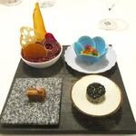 Restaurant KAITO - お楽しみ：とても可愛い突き出し4種。ポエムを感じますョ！ ①フォアグラのテリーヌ、ハチミツ、パンデミスパウンドケーキ、上部にクルミ。②キャビアと細かく刻んだ鮑、フレッシュミントのハーモニーが素晴らしい。中に サワークリーム。③パプリカのムースの上に、鱒子とオリーブオイルのパール、グリーンピース。④フードドライヤーで乾燥した野菜のスライスチップあずき豆のなかに刺してあります。