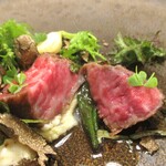 Restaurant KAITO - 松阪牛：良いサシの入った松阪牛 もも肉のローストに、これでもかというほど沢山の秋トリュフが削ってあり、マイクロクレソンを散らしてあります。 松阪牛の美味しさもさることながら、トリュフの香りが堪りません！　下には黒トリュフの入ったジャガイモのピュレ、付け合わせに小さな蕪、素揚げした万願寺とシェリービネガーで煮込んだ牛蒡が敷かれています。 間違いのない美味しさですネ！