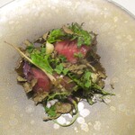 Restaurant KAITO - 松阪牛：良いサシの入った松阪牛 もも肉のローストに、これでもかというほど沢山の秋トリュフが削ってあり、マイクロクレソンを散らしてあります。 松阪牛の美味しさもさることながら、トリュフの香りが堪りません！　下には黒トリュフの入ったジャガイモのピュレ、付け合わせに小さな蕪、素揚げした万願寺とシェリービネガーで煮込んだ牛蒡が敷かれています。 間違いのない美味しさですネ！