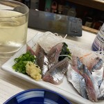一平 - イワシ、秋刀魚の刺身と黒牛純米酒