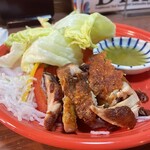 Sukhontha - ランチにはパリパリチキンのレタス包みレモンソースがついてきます。