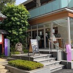 Akamon Terasu Nayuta - お店入口、お寺の一角にお店があります