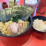 家系総本山 吉村家 - 中盛かためおおめ海苔ライス