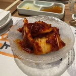 肉の天満屋 神楽亭 - 生白菜キムチ、普通のキムチより好き。シャキシャキで瑞々しい。残った味噌？も色んな物に付けて食べちゃう。、