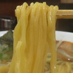 けんちゃんラーメン - ラーメン 醤油（こってり）/麺リフト
