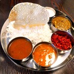 Robin's Indian Kitchen - ミルズ(ランチ)