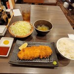 Tonkatsu Jiesu - 特選ロースカツ定食、キャベツとご飯はおかわりできる、1,900円