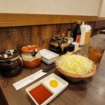 Tonkatsu Jiesu - 卓上の調味料、壺のキムチと生姜は食べ放題