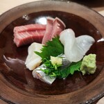 Kisetsu Ryouri To Jizake Yuu - 刺身の盛り合わせです。大きさ味ともとても上品です。美味しい！