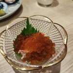 季節料理と地酒 裕 - タラバガニにいくらがかかっています。いくらの味は私の好きな塩っぱくない出汁の効いた味で美味しいです！タラバガニは味が濃くて美味しいカニでした。(カニを食べるのが久しぶりでした)