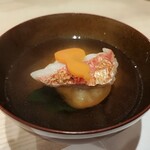 季節料理と地酒 裕 - 海老の…柔らかいつみれ、いや、もっと柔らかい…泡？と鯛かな？のおすましです。