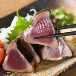 Straw-grilled thick-sliced seared bonito with salt