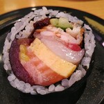 Sushi Ro Iwatsu Kiten - ・匠の海鮮巻き重ね260円(税込)
                        美味しかったけど自分なら他の寿司２皿楽しむかな(｀∀´)