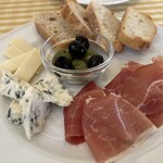 アンジェ - チーズとオリーブと生ハム