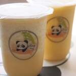 パンダ - 注文したのは、
ももミルクスムージー360円とマンゴーミルクスムージー360円。
スムージーは注文してから果物をミキサーにかけてくれるので
とっても美味しいよ。

ちびつぬ「カップがかわいいわよね～」