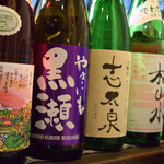 大納言本家 - カウンターに並ぶ焼酎と燗酒