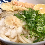 日の出製麺所 - 【調理例】天ぷらは近所のてんやで仕入れたもの。みぞれ，生姜，ネギ，レモンは近所のスーパーで仕入れたもの。
