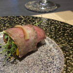 鉄板焼 Baknos - ローストビーフを巻くとこんな感じ。