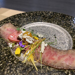 鉄板焼 Baknos - エディブルフラワーが散りばめられたローストビーフ