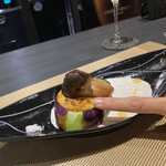 鉄板焼 Baknos - ふわふわのナスと食感の良いしいたけ。大きさがわかるように指を入れてみました。