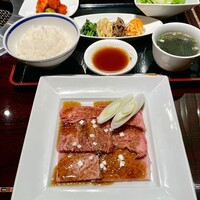 游玄亭 新宿 - 肩ロース焼ランチ 
                      キムチ、ナムル、サラダ、スープ、ライスに
                      杏仁豆腐とコーヒー（ドリンク）付き