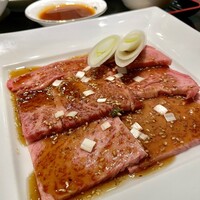 游玄亭 新宿 - 肩ロース焼ランチ 
                    キムチ、ナムル、サラダ、スープ、ライスに
                    杏仁豆腐とコーヒー（ドリンク）付き