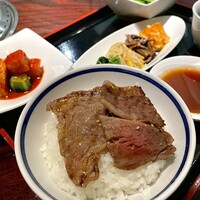游玄亭 新宿 - 肩ロース焼ランチ 
                    キムチ、ナムル、サラダ、スープ、ライスに
                    杏仁豆腐とコーヒー（ドリンク）付き