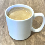 こたぱん&ウワットコーヒー - ホットコーヒー(ブラック)。配膳時、一瞬ラテかと思った。コーヒーなどの金額(450円)でモーニングセットが食べられる。