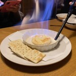 クシバ - ★炙のカマンヴェールグリル
      店員さんの長い説明にて勧められた逸品♪ww
      カマンベールの周りに｢リンゴのブランデー｣が添えてあり、目の前でフランペ♪
      リンゴの風味に包まれてウマウマ♡
      ※火傷に注意！