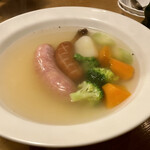 クシバ - ★ソーセージポトフ
      ソーセージが2種類入ってて、何気にボリュームある！
      野菜が煮詰まって角が無い優しい味♪
      ウマウマ♡