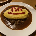 クシバ - ★しあわせオムライス※ベーコン
      笑顔になってしまうケチャップ絵♪
      ナイフで切るとトロッと卵が広がるタイプ♪実は…こゆタイプのオムライス初めて食ったꉂꉂ(ᵔᗜᵔ*)！
      デミグラスもくど過ぎなくて激ウマ♡