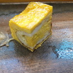 寿司栄 - 黄身白身を交互に重ねた玉子焼き
