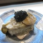 寿司栄 - 牡蠣の炙りキャビアのせ