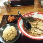 麺匠はな美 - ラーメン＋半チャーハン（醤油ラーメン）ラーメン食べかけ笑