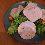 プリュファン - 冷たいシャルキュトリーのサラダ