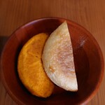 プリュファン - 自家製パン　左のパンの赤はトマトから