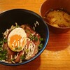 しげたろう - ミニローストビーフ丼、汁物とセットに