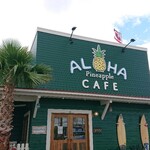 ALOHA CAFE Pineapple - 大きな店舗の前には広い駐車スペースがあります