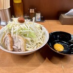 豚山 - 小ラーメン (麺250g、豚2枚) 900円、うずら5個 100円、秘伝の辛玉 50円、生玉子 50円 ※野菜増し
      2023年10月29日