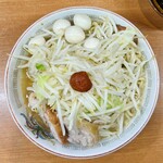 豚山 - 小ラーメン (麺250g、豚2枚) 900円、うずら5個 100円、秘伝の辛玉 50円 ※野菜増し
      2023年10月29日