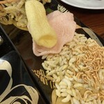 インド料理 ガネサ - お菓子系、奥はアチャール