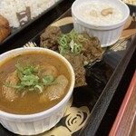インド料理 ガネサ - チキンとマトンのカレー、奥はデザート