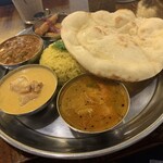 印度料理シタール - トリプルカレー　奥から　キーマ　バターチキン　エビ