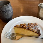 MioVino - くるみのキャラメルケーキとホットコーヒー
