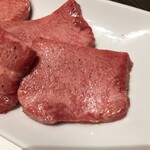 焼肉問屋くに家 - 厚切り上たん塩アップ