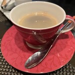 Le Détour - 苦味がかっているホットコーヒーは、デザートとよく合う。友人と逆配色となるカーマインのカップソーサーに、さりげないセンスを感じるところだ。